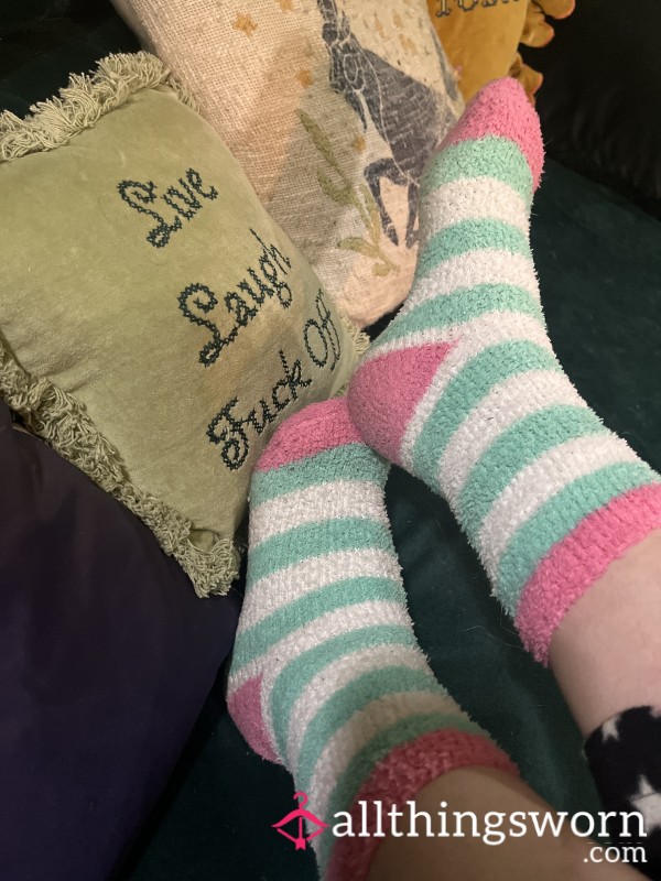 White & Blue Fluffy Socks Worn To Your Preference 🩵🎀