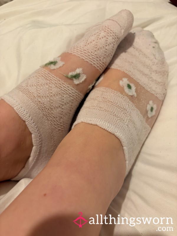 White Mesh And Lace Flower Ankle Socks