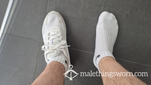 White Nike AirMax Solo + Nike Ankle Socks