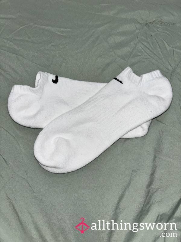 White Nike Ankle Socks 🥥