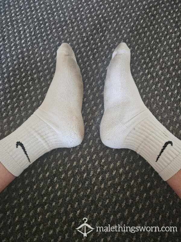 WHITE NIKE SOCKS