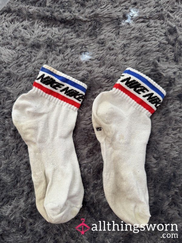 White Nike Socks – 9th Month Pregnancy Edition 👣🤍