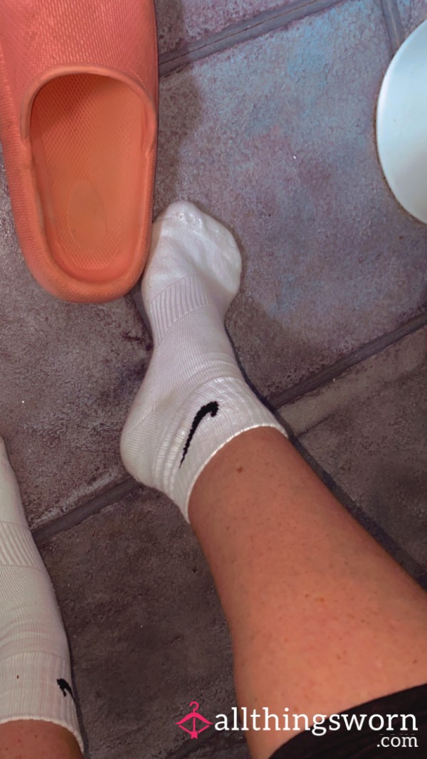 White Nikes ☑️ 🤍|| Cute Size 4 Feet 🦶||