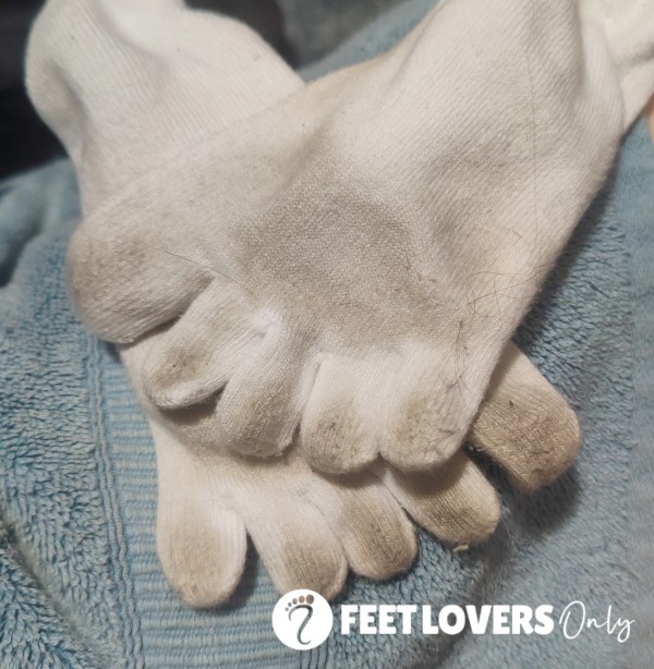 White No-Show Toe Socks