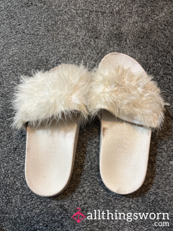 White Old Worn Fluffy Sliders