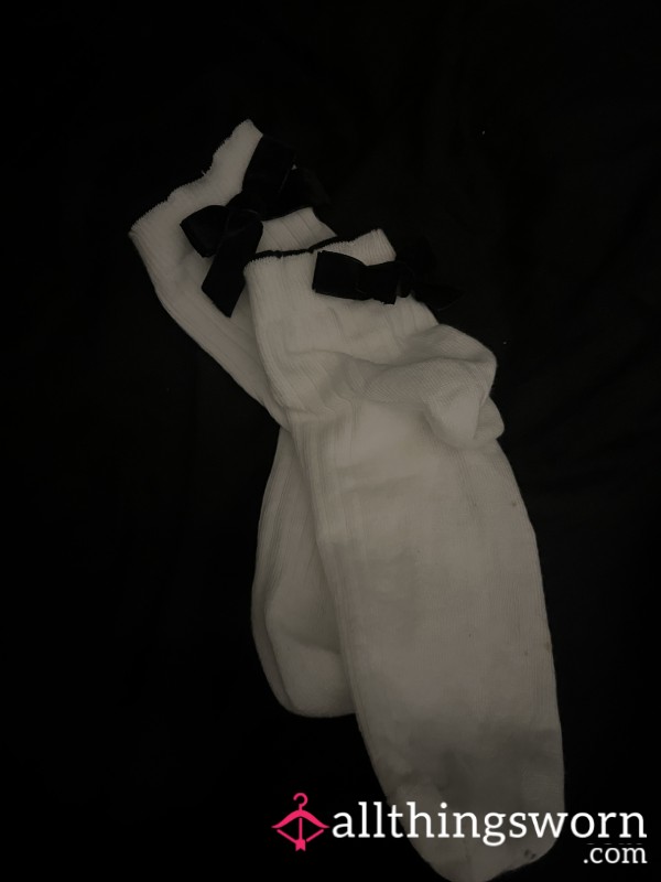 White Ribbed Bow Socks