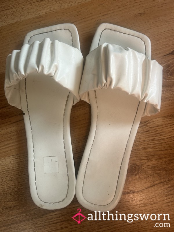 White Well Worn Sliders 🦶👃