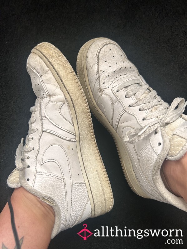 👟White(ish) WELL Worn Nikes Size 6 👟