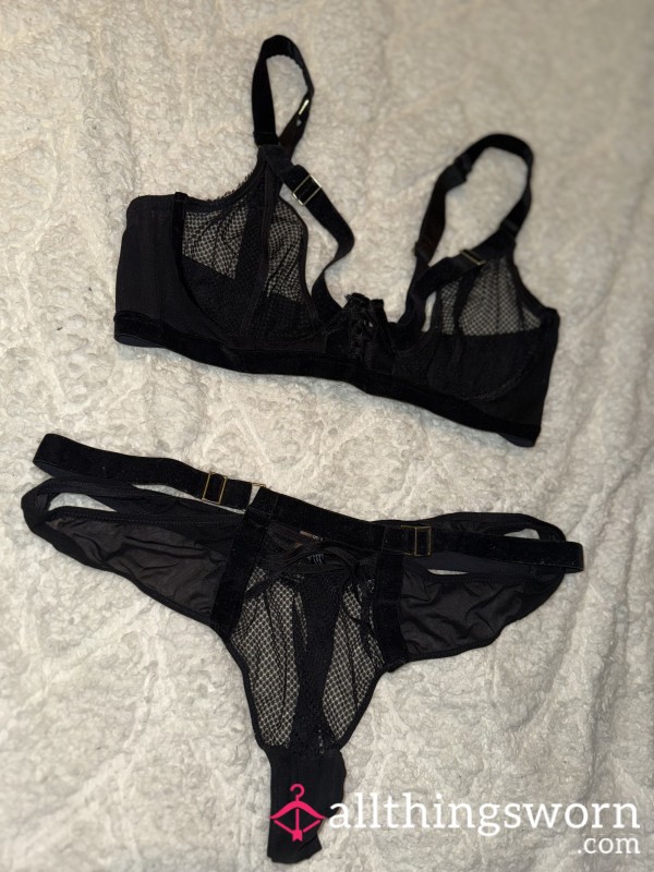 Who Would Like To See Me Model This S**y Lingerie Set 😍