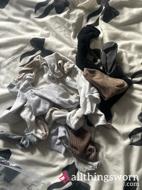 WHOLE BAG OF ODD SOCKS