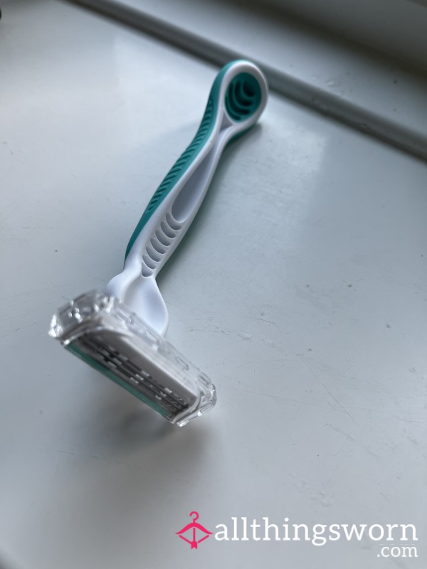 Women’s Razor With Hairs