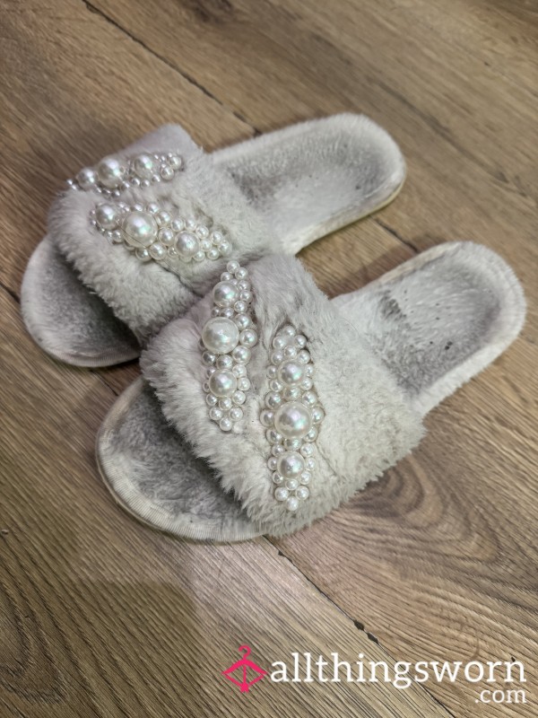 Worn 2-Year-Old Slippers From Your Curly-Haired MILF Goddess – Smell The Sweet Scent And Worship My Feet! 💚👣🥂