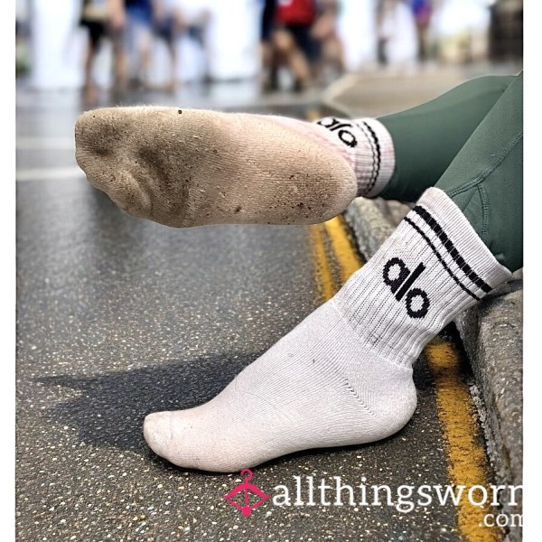 Very Worn Alo Yoga Crew Socks (white)