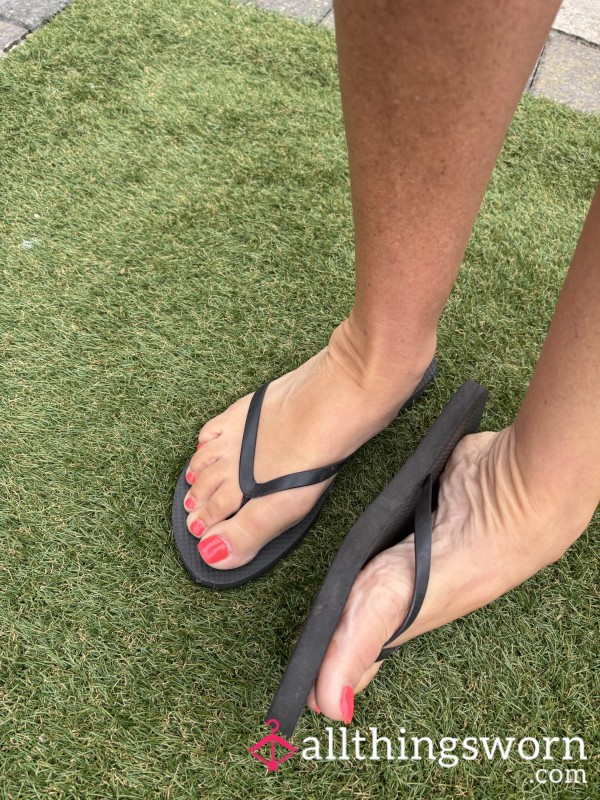 🔥 Worn Black Flip-Flops – Size 7/8 🔥