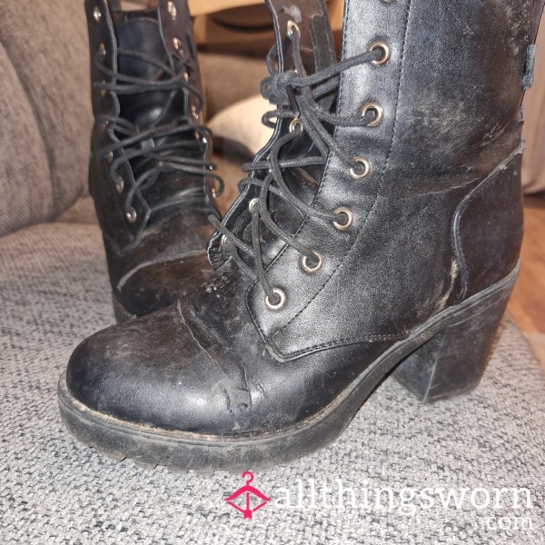 Worn Black Lace-Up Heeled Boots – Cracked Leather – Size 5