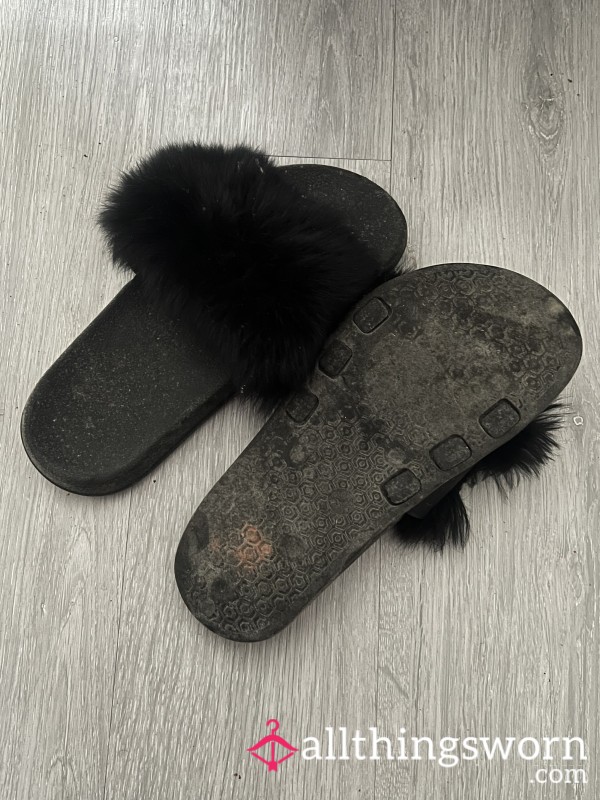🩴 Worn Black Sliders