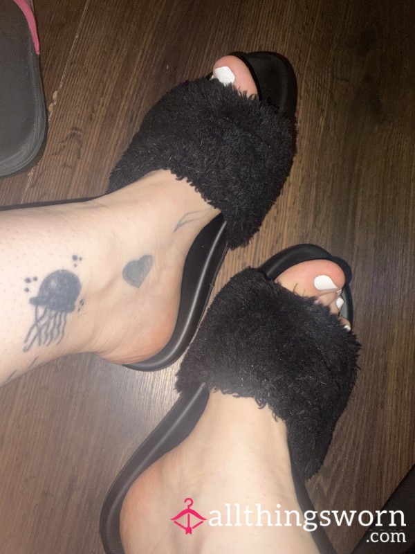 Worn Black Slides 💦