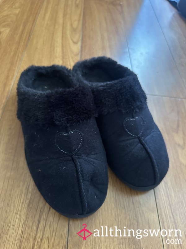 🖤WORN BLACK SLIPPERS🖤