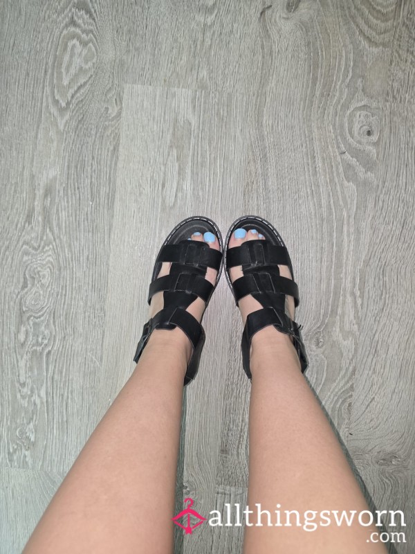 ✨🖤 Worn Black Strappy Sandles  🖤✨