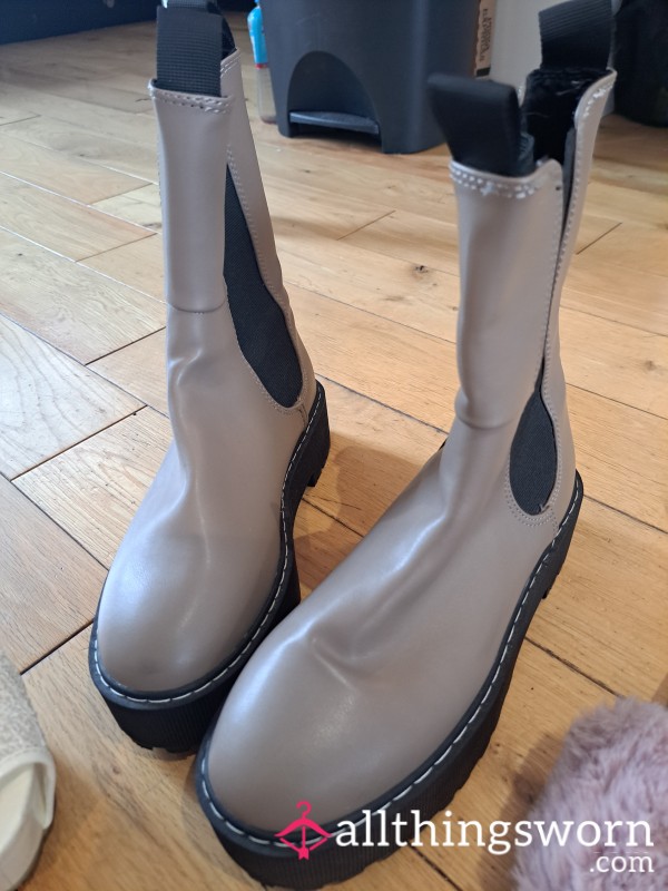 Worn Boots Size 6