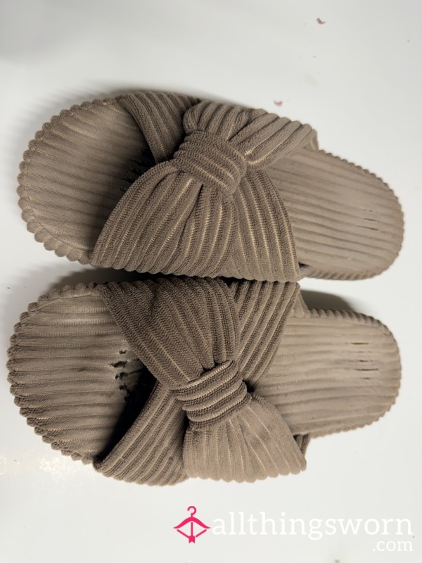 Worn Brown Slippers🧸✨(Polaroid Included)