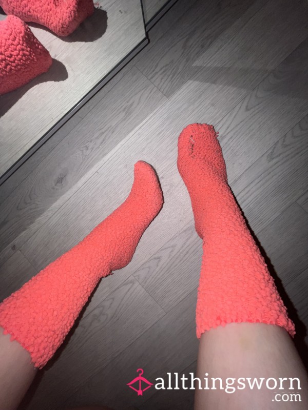 🧡🩷 Worn Cor*l Fuzzy Socks – Soft, Cosy & Well-Loved 🩷🧡