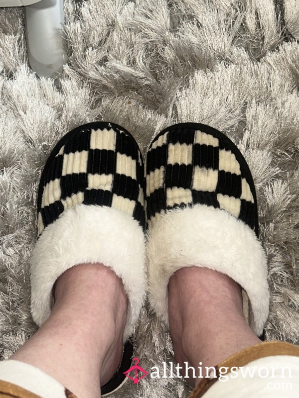 Worn Down Checkered Slippers 🥿 Black Soles + Toe Imprinted 😌😍