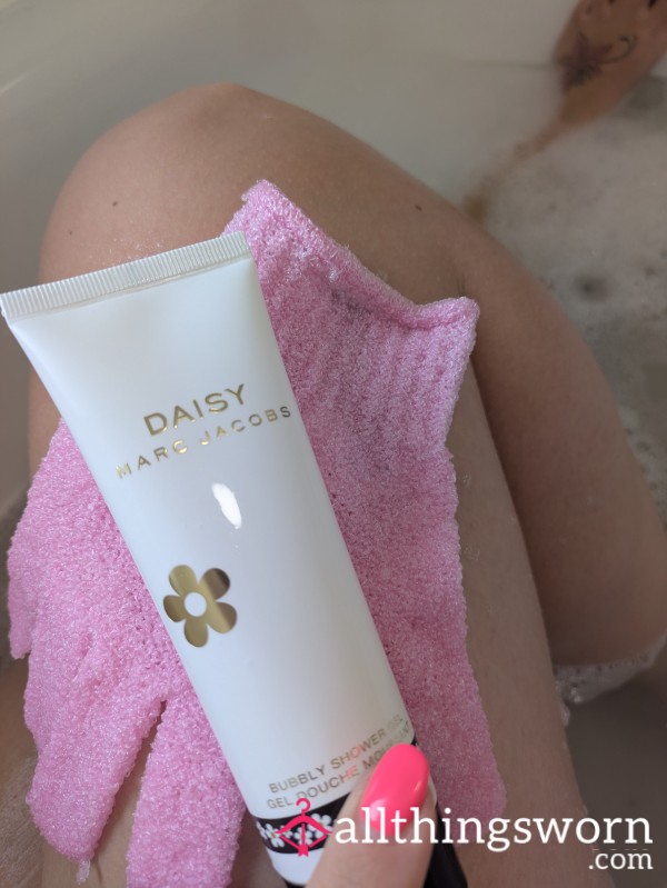 💗 Worn Exfoliating Glove – Soft, Pink & Scented 💗