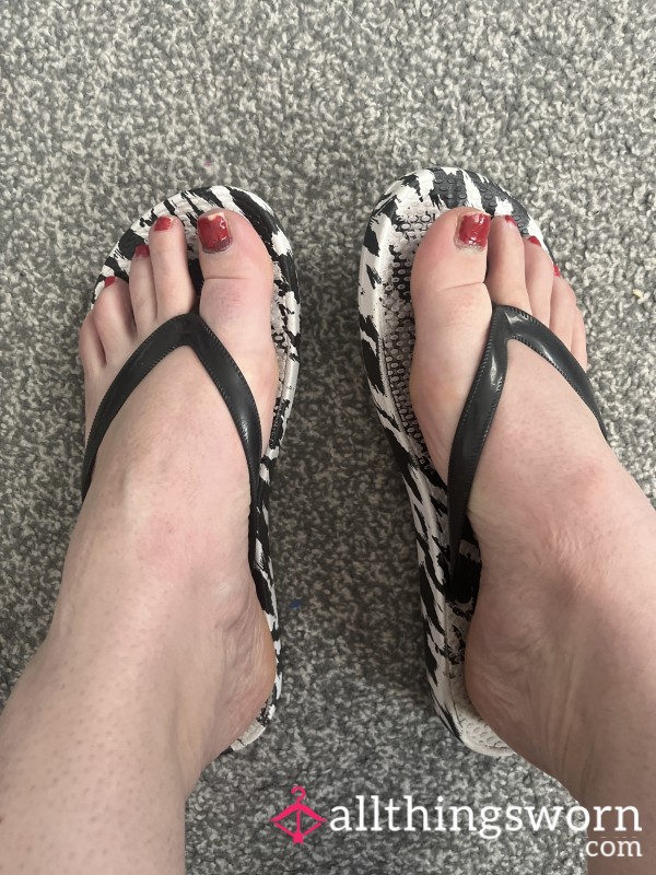 ⚫️⚪️ Worn Holiday Flip Flops