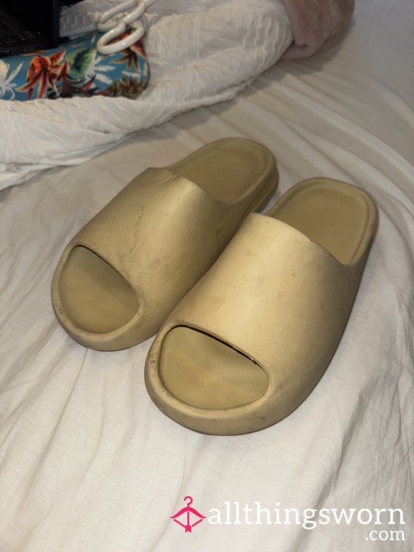 Worn & Loved Sliders X Just For You 👣💋