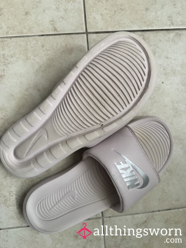 Worn Nike Slippers 🥵