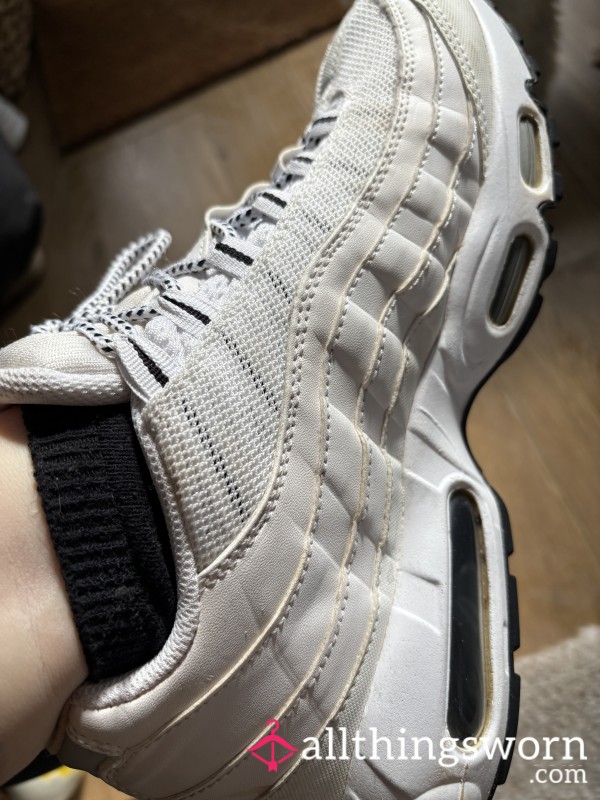 Well Worn Nikes 👟 Size 8