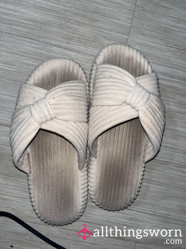 Worn Out Memory Foam Slippers White. VERY DIRTY🤍