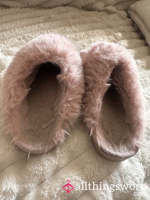 Worn Pink Fluffy Slippers – Gripped Tight Just For You 💗