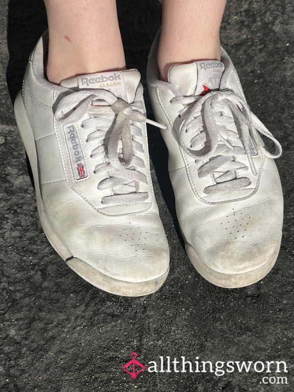 Worn Reebok Cla**ic Sneakers – Size 7