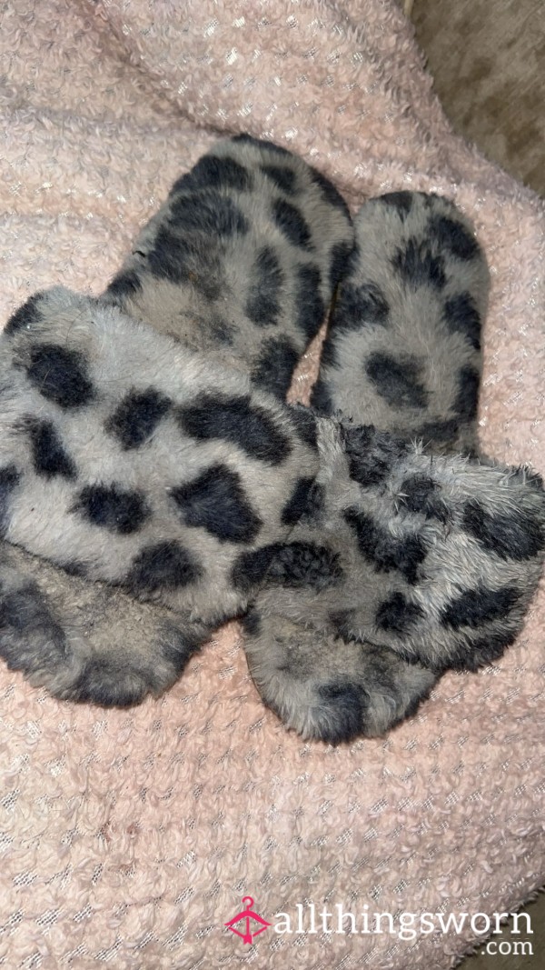 Worn Size 5 Slippers 🩷