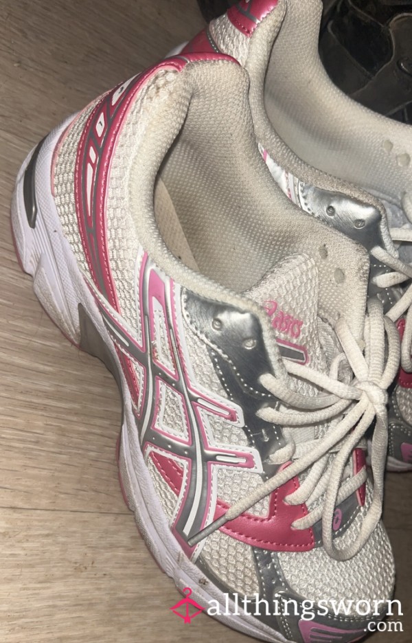Worn & Smelly Asics