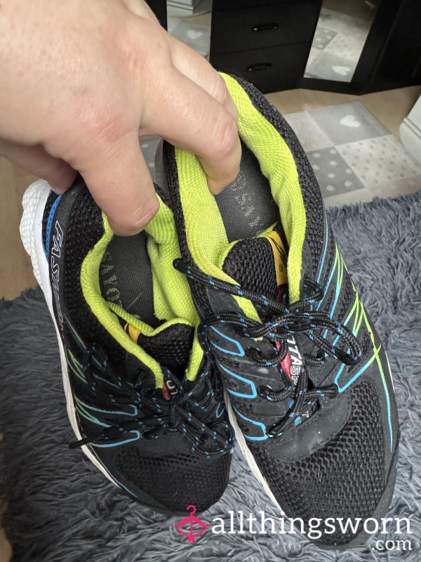 Worn Sneakers – Size 38
