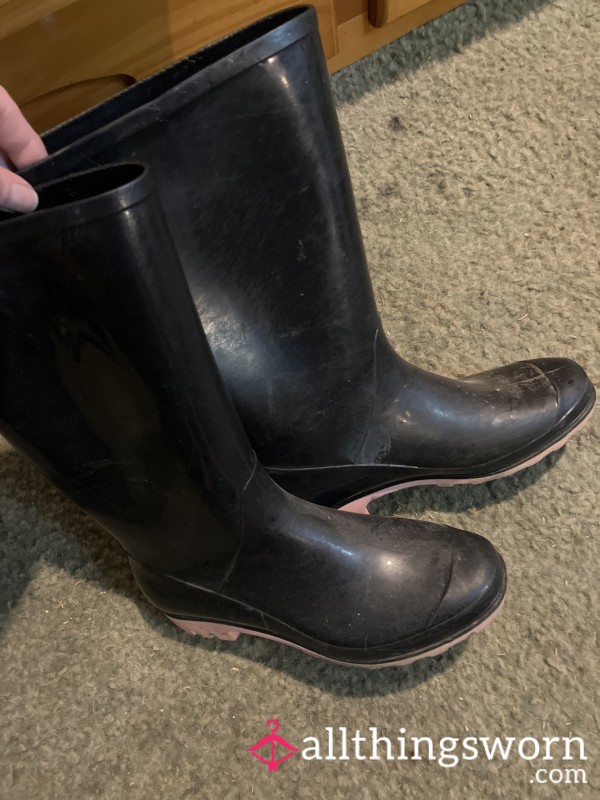 Worn This Whole Mud Season. Just About Everyday Of Me Sweating While Getting The Yard Cleaned Up.