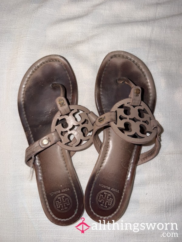 Worn Tory Burch Brown Leather Sandals With Visible Toe Prints