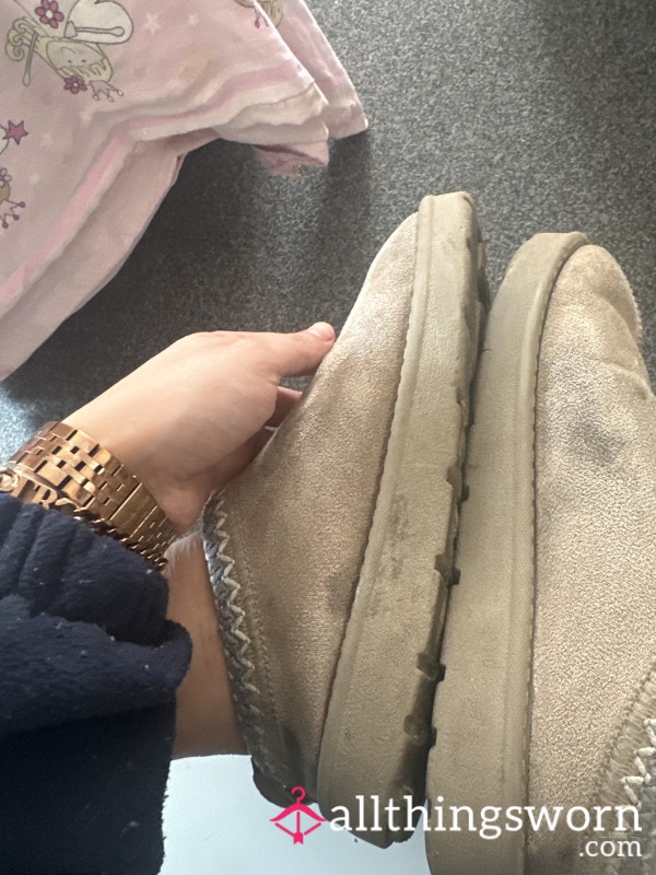 Worn UGG Dupe Slippers VERY WORN AND DIRTY WORN DAILY
