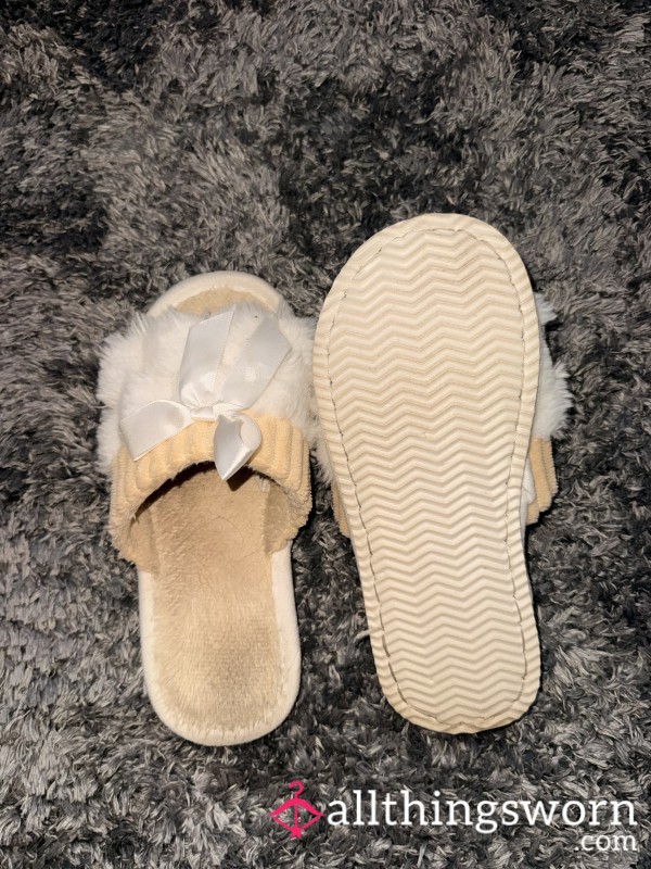 Worn White Bow Slippers 🎀🤍