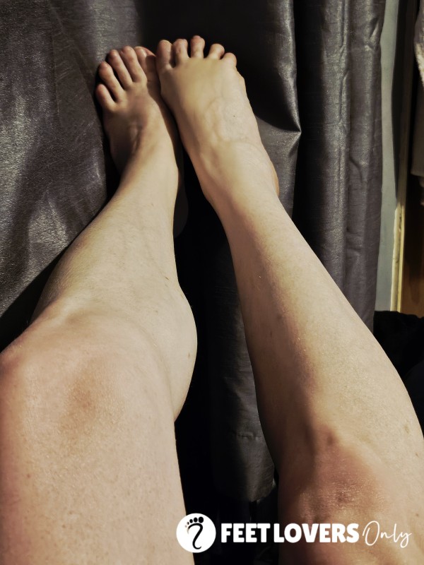 Worship My Feet And Legs