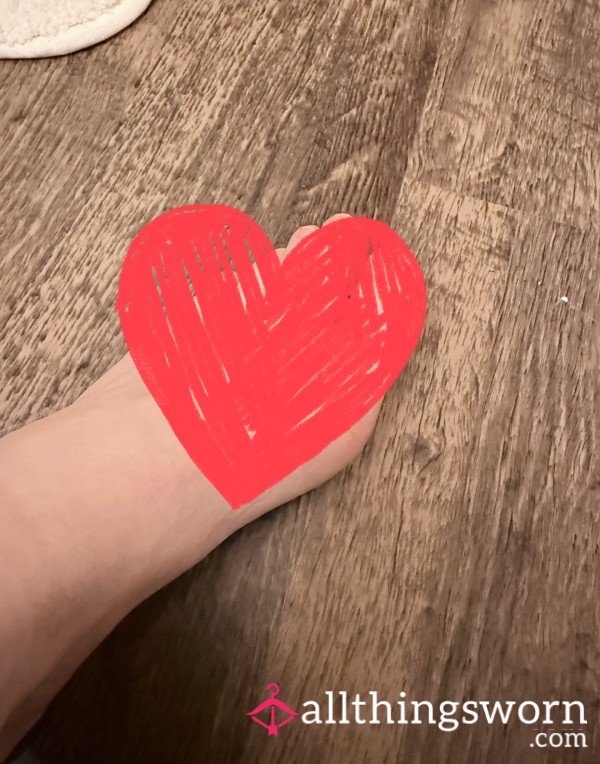 Worship My Feet 🦶🏼 While I Write Your Name On My Foot