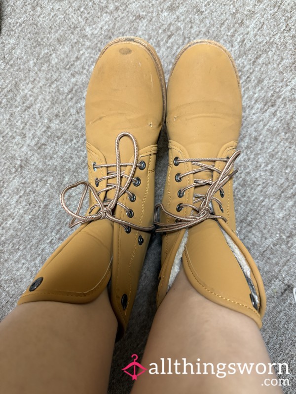 Yellow Boots With Laces And Fur