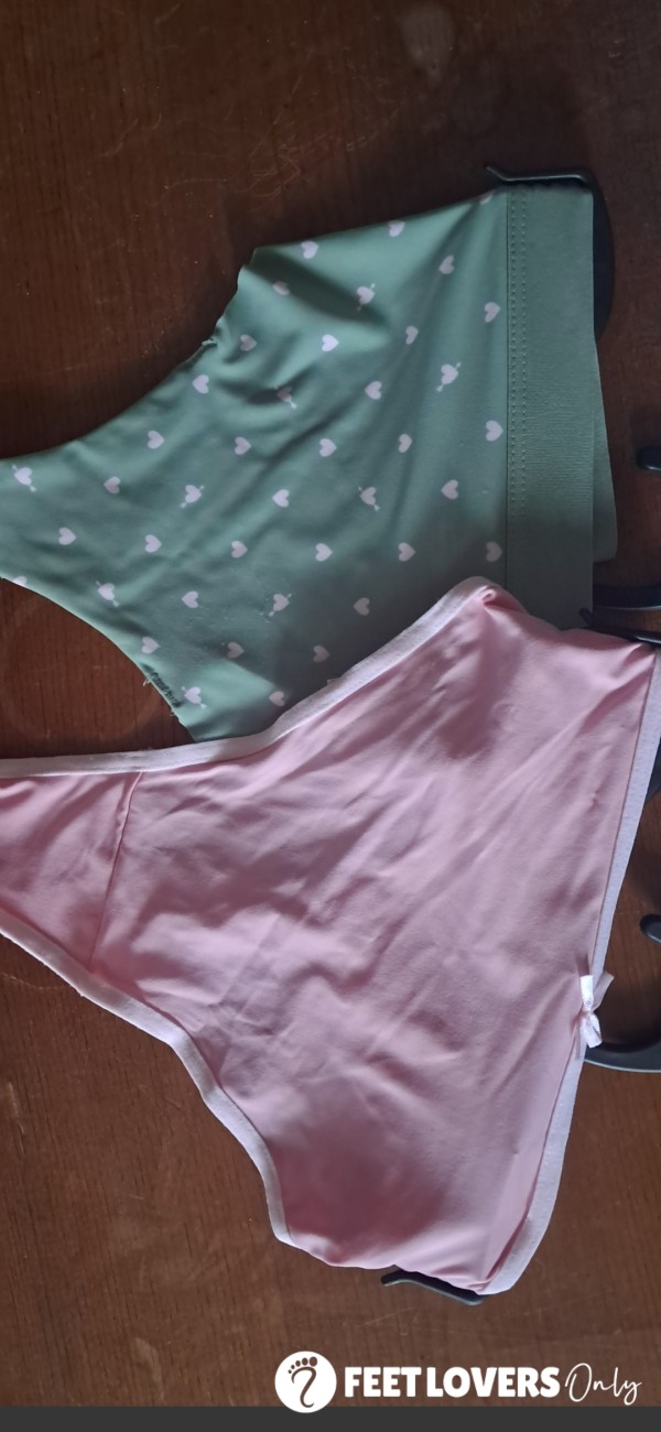 Your Choice Of Pink Thongs 🩷 With A Little Bow 🎀 In Front Or Green 💚 Thongs With Pink 🩷 Hearts
