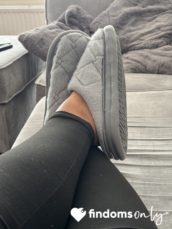 Your Queen’s Feet-Pay To Worship
