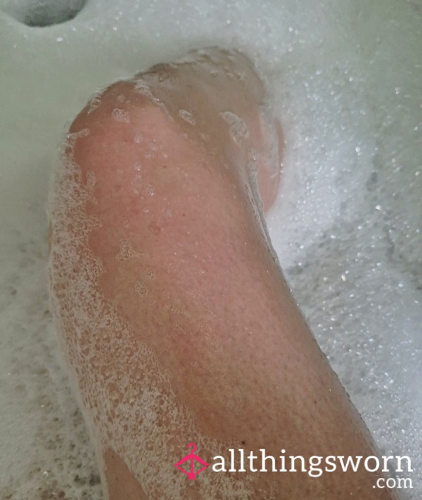 „Zart. Warm. Verführerisch  Meine Beine Im Schaum 💦😏“