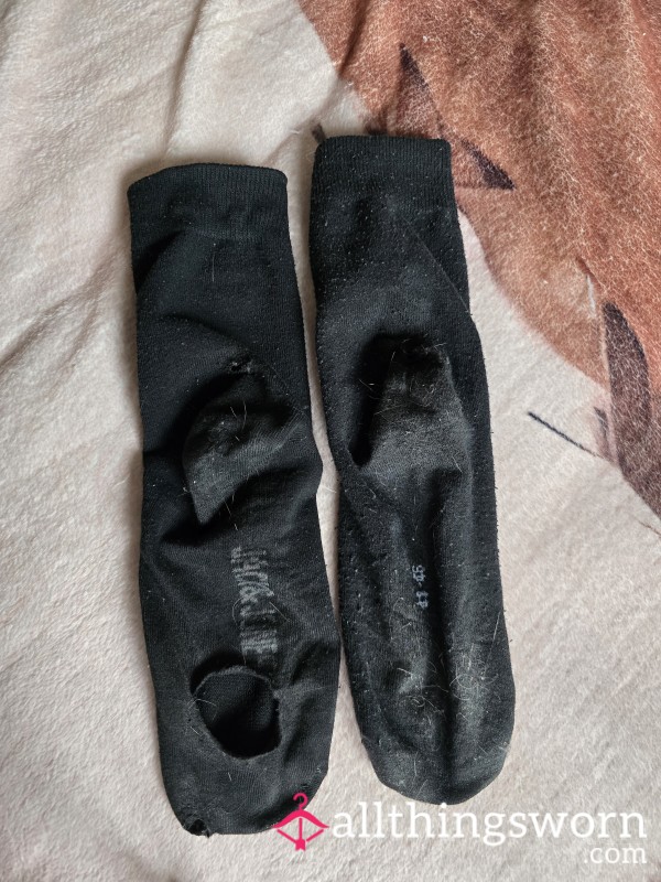 Zwarte, Afgedragen Sokken Met Gaten