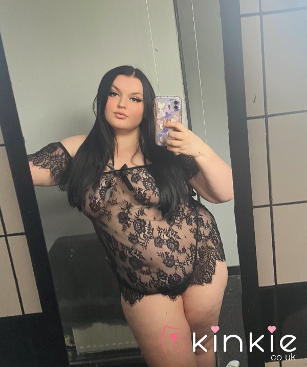 Chloe_curvy